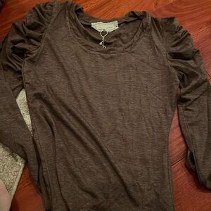 Top with Ruched sleeves